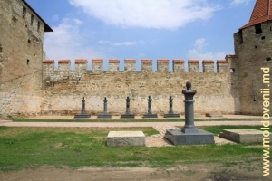 Zidul cetăţii şi monumentele ostaşilor, care s-au distins în timpul apărării cetăţii
