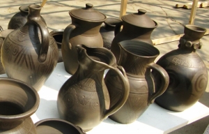 Vase din ceramică neagră