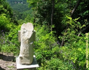 Памятник истории «Трей кручь» у развалин древнеримской крепости, у села Рудь, Сорока
