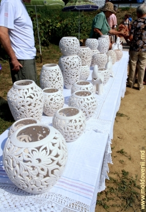 Mostre de ceramică albă