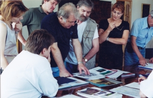 Лотяну с киногруппой на обсуждении декораций к фильму Яръ, 2003