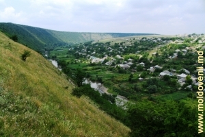 Вид на село Требужень и Реут с правого склона Требуженского ущелья от развалин старой крепости