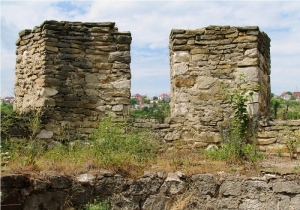 Зубцы крепостной стены и вид на город