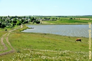 Drumurile sus de lacul de acumulare pe rîul Larga lîngă satul Hlina, Briceni