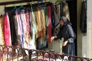 Послушница, выдающая платки и юбки посетительницам монастыря Хынку