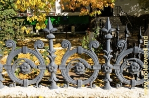 Gardul de fontă care împrejmuieşte scuarul din faţa primăriei satului Vălcineţ