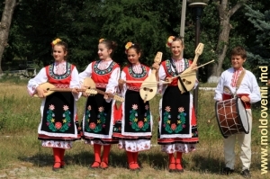 Детский фольклорный ансамбль Тараклии в парке города