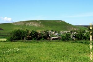 Огромная толтровая гряда над селом Почумбень на границе с селом Друца