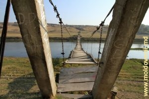 Podul suspendat vechi peste Răut din preajma satului Pohorniceni