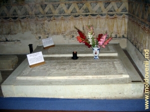 Mormîntul lui Petru Rareş şi al Doamnei Elena în biserica Mănăstirii Probota