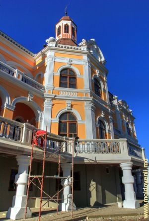 Vedere a palatului la sfîrșitul lui decembrie 2015
