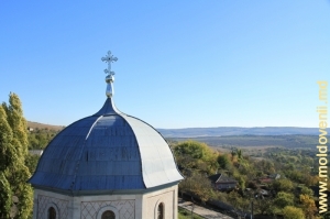 Vedere spre satul Nişcani de pe clopotniţa bisericii 