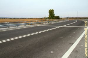 Noua şosea Soroca, în apropiere de pasajul de încrucişare, la intersecţia cu şoseaua Chişinău-Bălţi