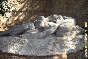 Скульптура «Покой» у подножия «Радужного грота»