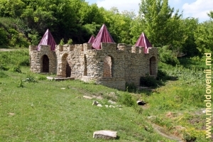 Живописные постройки над восстановленными источниками в селе Плоп