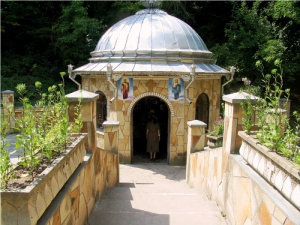 Pavilion deasupra izvorului de pe teritoriul mănăstirii