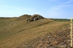 Вершина толтровой гряды, образующая правый склон ущелья
