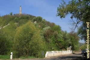 Monumentul Lumînarea Recunoştinţei (Badea Mior) din Soroca, aprilie 2012