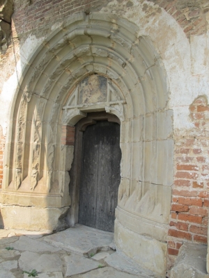 Portalul din piatră cu muluri gotice