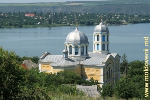 Biserica din satul Molovata Veche mai sus de lacul de acumulare