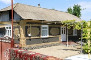 Старые и новые дома жителей села Коржеуць