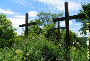 Три креста у одноименного памятника вблизи села Рудь, Сорока