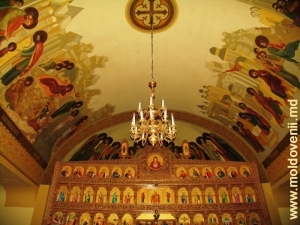 Купол и часть алтаря церкви в монастыре Добруша, Шолдэнешть