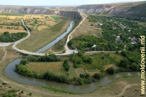 Вид на долину, село Бутучень, Реут и мост через него