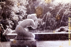 Скульптура «Жажда» среди фонтанов, фотография 70-80-х гг.