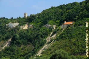 Знаменитый Лядовский монастырь (Украина), вид с берега Днестра на окраине села Наславча