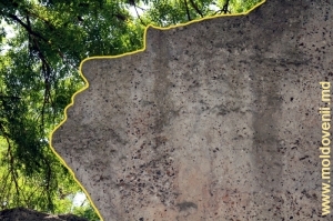 Часть скалы на вершине Восточного холма, на которой скульптор вырезал свой профиль (контур на фото нанесен для наглядности)