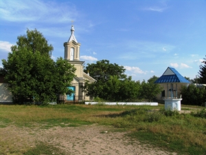 Церковь с. Ионна Теолога и колодец в центре села