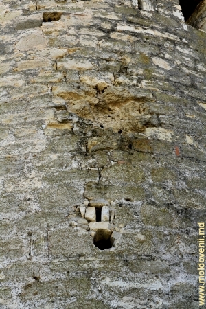 Adîncitură de la ghiulea pe zidul unuia dintre turnuri