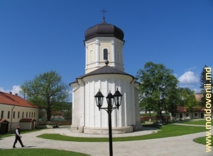Biserica restaurată a Mănăstirii Căpriana (2008), vedere din spate