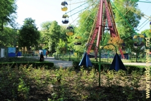 Колесо обозрения в парке Андриеш