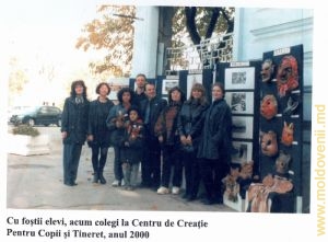 С бывшими учениками, теперь – коллегами, в Центре творчества для детей и молодежи, 2000 год