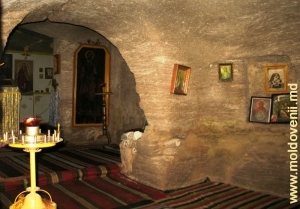 Интерьер скальной церкви монастыря Жапка