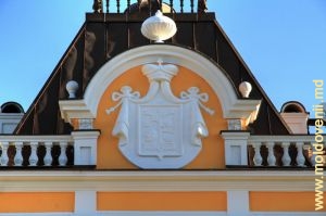 Княжеский герб Манук-бея на западном фронтоне здания, декабрь 2015 г. 