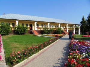 Curtea mănăstirească şi grădinile cu flori, Mănăstirea Hîncu, Nisporeni