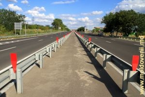 Porțiune a traseului autostrăzii M2 Chișinău-Soroca în preajma nodului rutier de lîngă satul Sărătenii Vechi, septembrie 2015