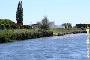 Clubul de Yachturi de pe lîngă Hidrocentrala moldovenească situat pe limba de pămînt dintre canalul de evacuare şi lacul de acumulare