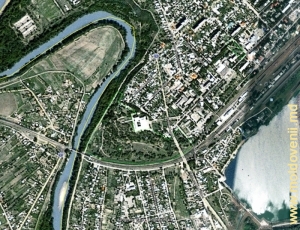 Parcul Francez, meandrul Prutului şi o parte a lacului Delia din Ungheni pe harta Google