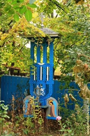 Распятие во дворе церкви села Мэкэрешть