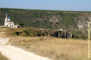 Вид на хребет над долиной Реута у Бутучень, церковь и колокольню скальной церкви