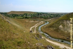 Вид на Чухур и село Друца со склона ущелья