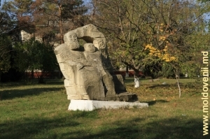 Sculptură în Parcul Francez din Ungheni
