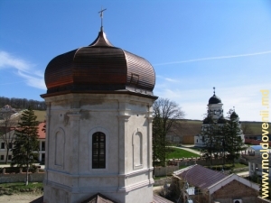 Vedere de pe clopotniţa bisericii vechi spre curtea Mănăstirii Căpriana