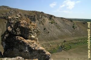 Живописные скалы на вершине правого склона ущелья