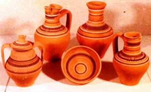 Vase din ceramică roșie
