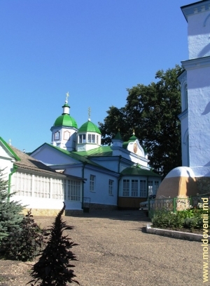 Двор монастыря Жапка, вид на Михайло-Архангельскую церковь